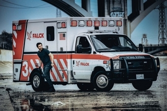 マイケル・ベイ最新作『アンビュランス』公開決定　救急車爆走のノンストップ予告解禁