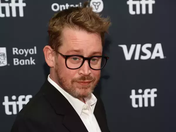 大人になったケビン！　マコーレー・カルキンが『ホーム・アローン』風CMに出演　高齢のママを心配