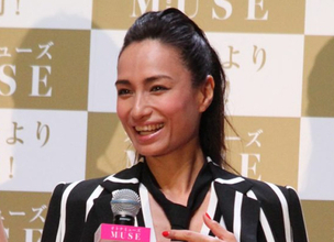 佐田真由美48歳、美背中にネット衝撃「素敵すぎる」「世界一の美人」　2児の母