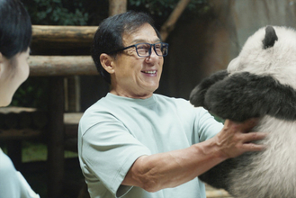 ジャッキー・チェンとパンダがかわいい！　本人役で主演『パンダプラン』場面写真一挙解禁