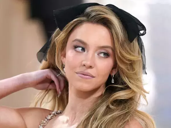 シドニー・スウィーニー、全身ペイントで黄金に輝くボディを披露