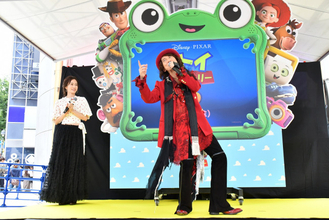 ダイアモンド☆ユカイ、「君はともだち」を渋谷で熱唱！　前田敦子が喜び爆発