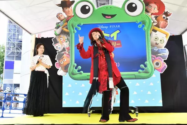 ダイアモンド☆ユカイ、「君はともだち」を渋谷で熱唱！　前田敦子が喜び爆発