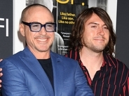 レア！　ロバート・ダウニー・Jr、29歳の長男インディオとレッドカーペットに登場