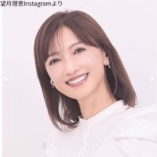 “奇跡の50代”望月理恵、美脚あらわのミニスカでグラビア撮影「綺麗」「素敵」と反響