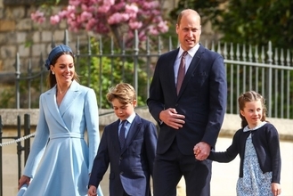英ウィリアム王子＆キャサリン妃一家、爽やかブルーの親子コーデで王室イベントに参加