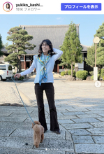柏木由紀子78歳、爽やかブルーのニットコーデに反響「ベストの形がオシャレ」「空の色とマッチして素敵」