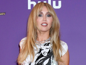 マイリー・サイラス「全て水に流した」　不仲が伝えられた父と『ハンナ・モンタナ』20周年特別番組で再共演