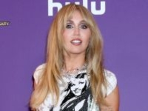 マイリー・サイラス「全て水に流した」　不仲が伝えられた父と『ハンナ・モンタナ』20周年特別番組で再共演