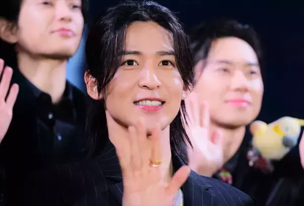 Snow Man目黒蓮、一時帰国でレッドカーペットに登場　雨のち虹も出現