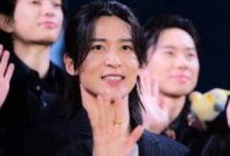 Snow Man目黒蓮、一時帰国でレッドカーペットに登場　雨のち虹も出現