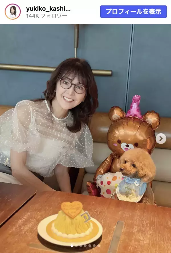 柏木由紀子78歳、涼やかなシアーコーデで愛犬5歳の誕生日をお祝い