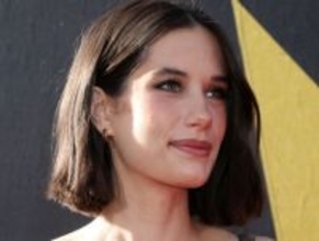 ジョン・トラヴォルタの25歳の愛娘、刺激的なルックで雑誌の表紙を飾る