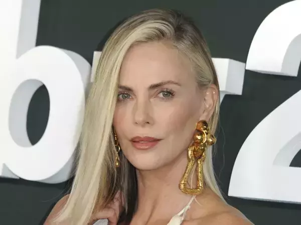 50歳のシャーリーズ・セロン、水着姿でビーチに　ハワイで子どもたちと休暇