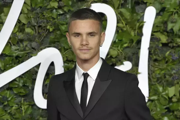 ロメオ・ベッカムがベッカム家確執の一因といわれるキム・ターンブルと復縁