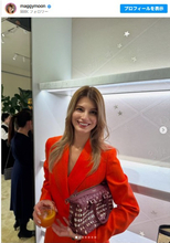 マギー、“情熱の赤”ジャケット＆パンツ姿がカッコいい！