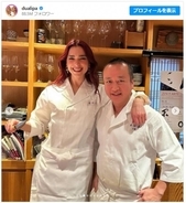 デュア・リパが来日！　スタイリッシュなファッションで街を散策＆寿司作りにも挑戦