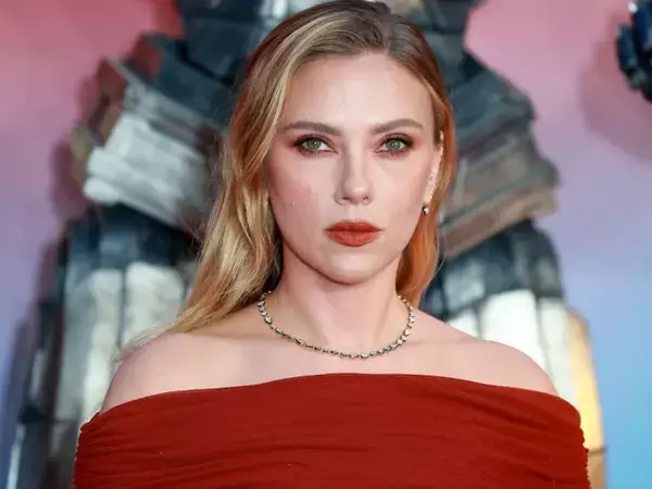 スカーレット・ヨハンソン、性的虐待疑惑で失墜のウディ・アレンを支持した影響について言及