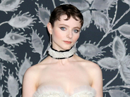 オードリー・ヘプバーン役に決定の俳優、プレミアで輝くドレス姿