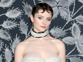 オードリー・ヘプバーン役に決定の俳優、プレミアで輝くドレス姿