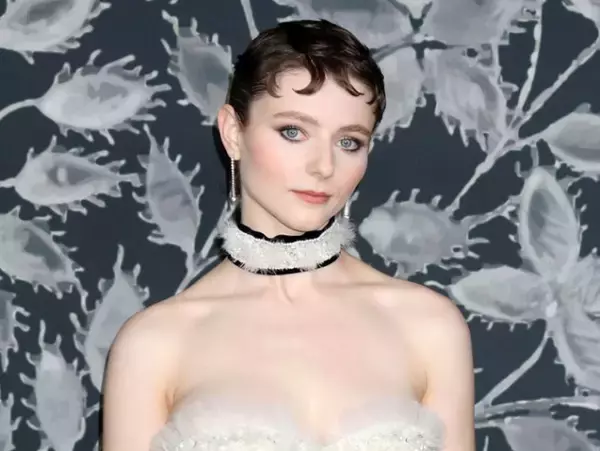 オードリー・ヘプバーン役に決定の俳優、プレミアで輝くドレス姿