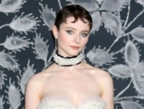 オードリー・ヘプバーン役に決定の俳優、プレミアで輝くドレス姿