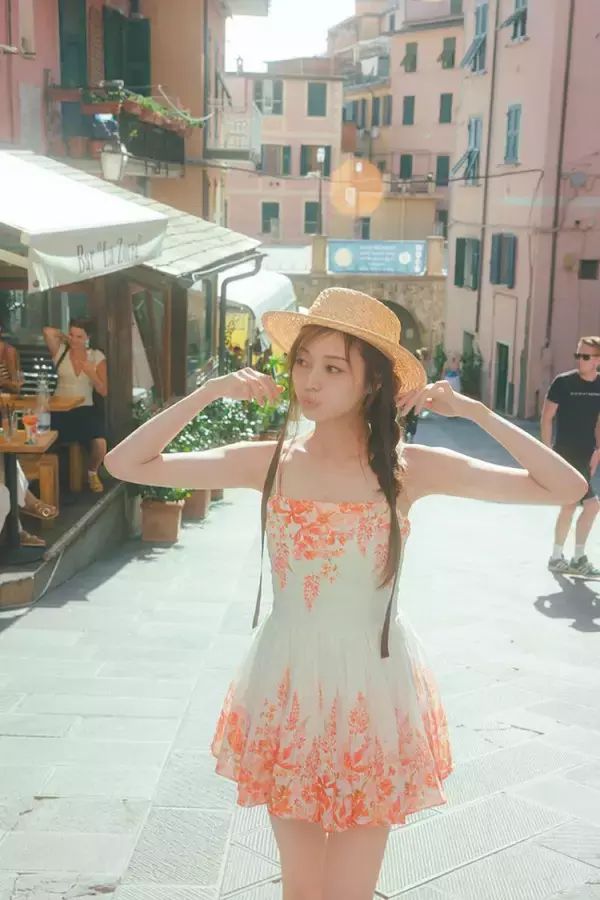 乃木坂46・梅澤美波、鮮やかなオレンジワンピ姿で街ブラ「大好きな街になりました！」