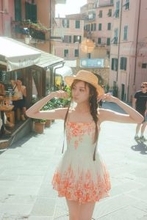 乃木坂46・梅澤美波、鮮やかなオレンジワンピ姿で街ブラ「大好きな街になりました！」