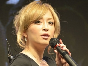 浜崎あゆみ47歳、タイトなミニ丈トップスに「スタイル抜群」「美しすぎ」とネット絶賛