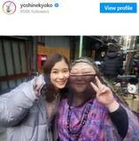 「『真犯人フラグ』芳根京子「なかなか会えなかった」“猫おばさん”とオフショット」の画像1