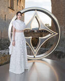 「中条あやみ、女神のような美しさで引き締まったくびれを披露！　ルイ・ヴィトンの新作ハイジュエリーコレクションに登場」の画像1