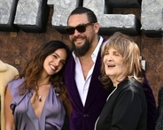 ジェイソン・モモア、恋人＆母親と『マインクラフト』プレミアに