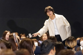 山下智久、客席に自らマイクを手渡し　神対応に福岡＆大阪が熱狂！＜『正直不動産』出張舞台挨拶レポート＞