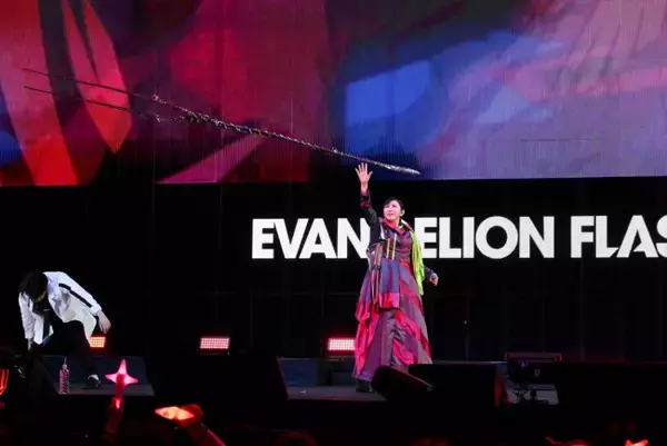 『エヴァフェス』高橋洋子、“ロンギヌスの槍”を使い圧巻のパフォーマンス　シリーズの歴史を彩るスペシャルライブに観客も大興奮