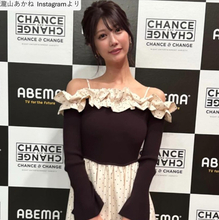 171cm“人気ABEMAアナウンサー”、オフショルダー姿で抜群プロポーション全開！　「美しすぎる」「すんごい」