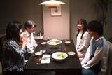 「『泥濘の食卓』第4話　“深愛”齊藤京子、ついに不倫相手の自宅へ潜入　家族と食卓を囲む」の画像1