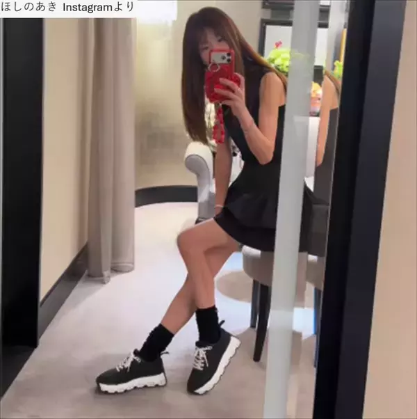 ほしのあき49歳、ミニスカ×スニーカー姿が「スタイル抜群」「可愛いすぎる」　夫は13歳年下＆1児の母