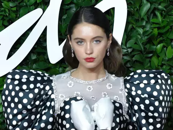 ジュード・ロウの美人娘が「ヴィクトリアズ・シークレット・ショー」デビュー