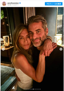 ジェニファー・アニストン（57）、恋人は7歳年下＆100万フォロワーの催眠術師　頬寄せ2ショット公開