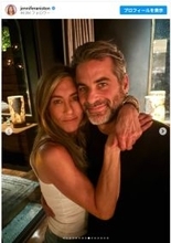 ジェニファー・アニストン（57）、恋人は7歳年下＆100万フォロワーの催眠術師　頬寄せ2ショット公開