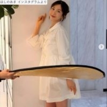 ほしのあき48歳、美脚ショットに絶賛の声　夫は13歳年下＆1児の母