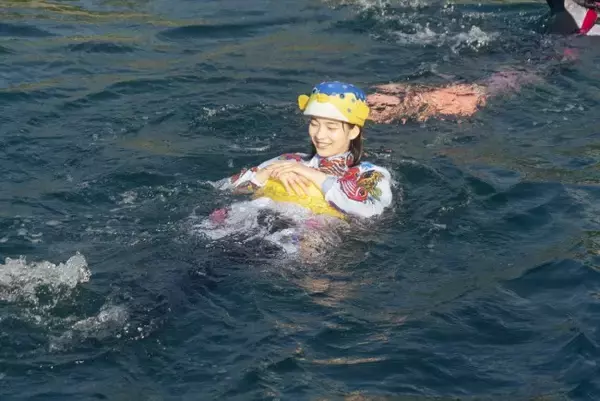 のん、生きたお魚をバタフライナイフでシメ、海中ダイブにもトライ！　全シーンスタントなしの『さかなのこ』メイキング