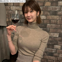 171cm“人気ABEMAアナウンサー”、タイトなニット姿が「スタイル抜群」「美しすぎる」　ミニスカも履きこなす