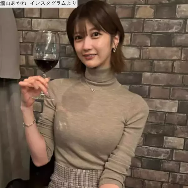 171cm“人気ABEMAアナウンサー”、タイトなニット姿が「スタイル抜群」「美しすぎる」　ミニスカも履きこなす