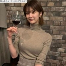 171cm“人気ABEMAアナウンサー”、タイトなニット姿が「スタイル抜群」「美しすぎる」　ミニスカも履きこなす