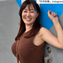 グラビア話題44歳・元NHKの竹中知華アナ、ノースリーブ姿でポージング「スゴすぎる」「爆烈」