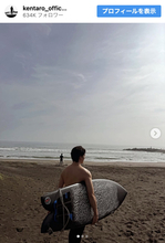 伊藤健太郎、サーフ姿で見せた筋肉美に絶賛「引き締まったボディ！」「カッコ良すぎます」