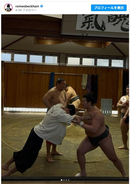 ロメオ・ベッカム、恋人と来日　力士に挑むも歯が立たず「爆笑」「ほっそいな、頑張れ」の声