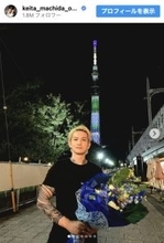 人気イケメン俳優、ごりごりタトゥー姿　“愛犬”と戯れるギャップに「メロメロな表情がいい」