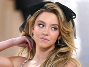 伝記映画主演のシドニー・スウィーニー、本人から非難「完全に間違っている」「ウエストから上が目立つ」